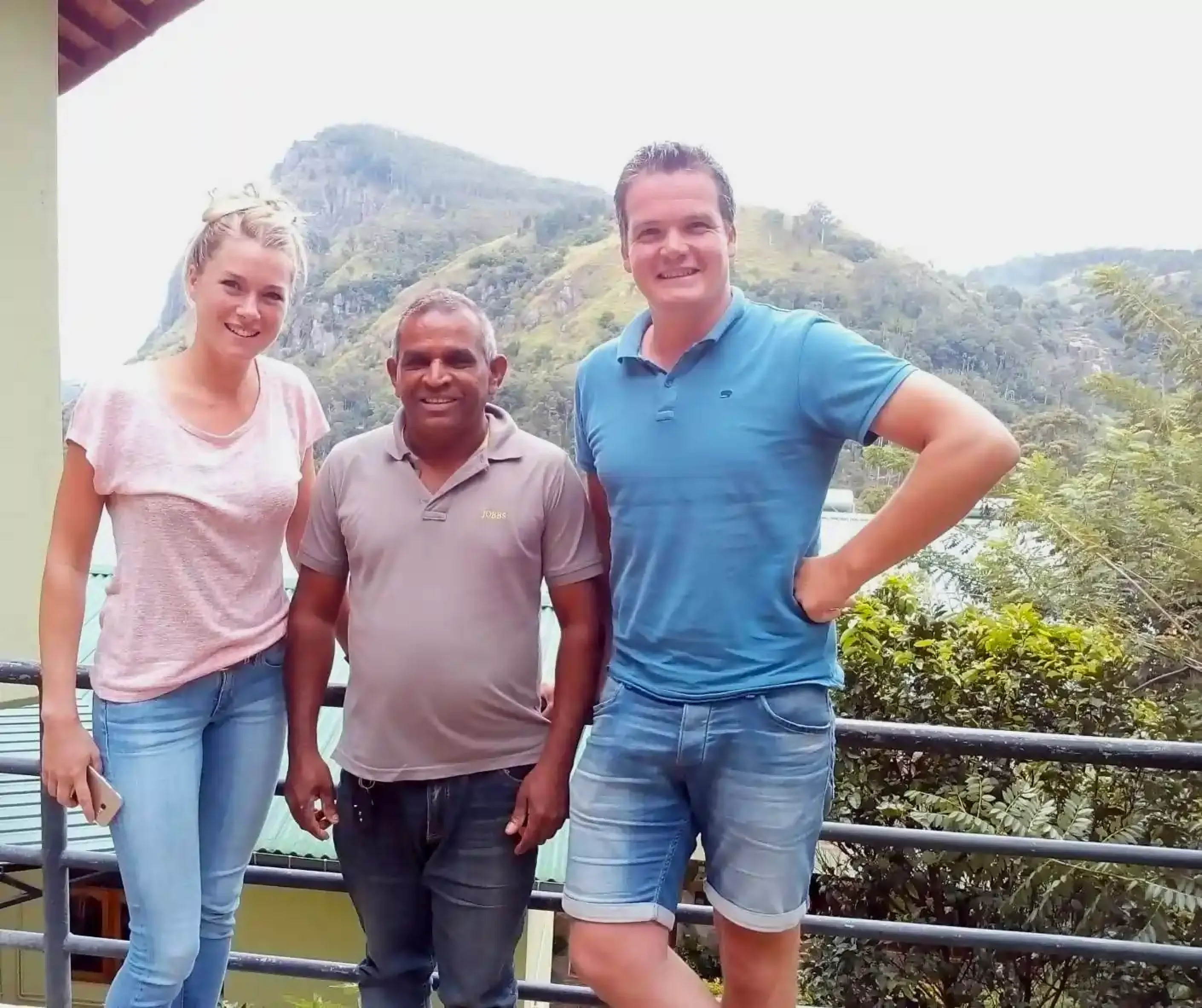 Couple sightseeing in Sri Lanka with licensed driver