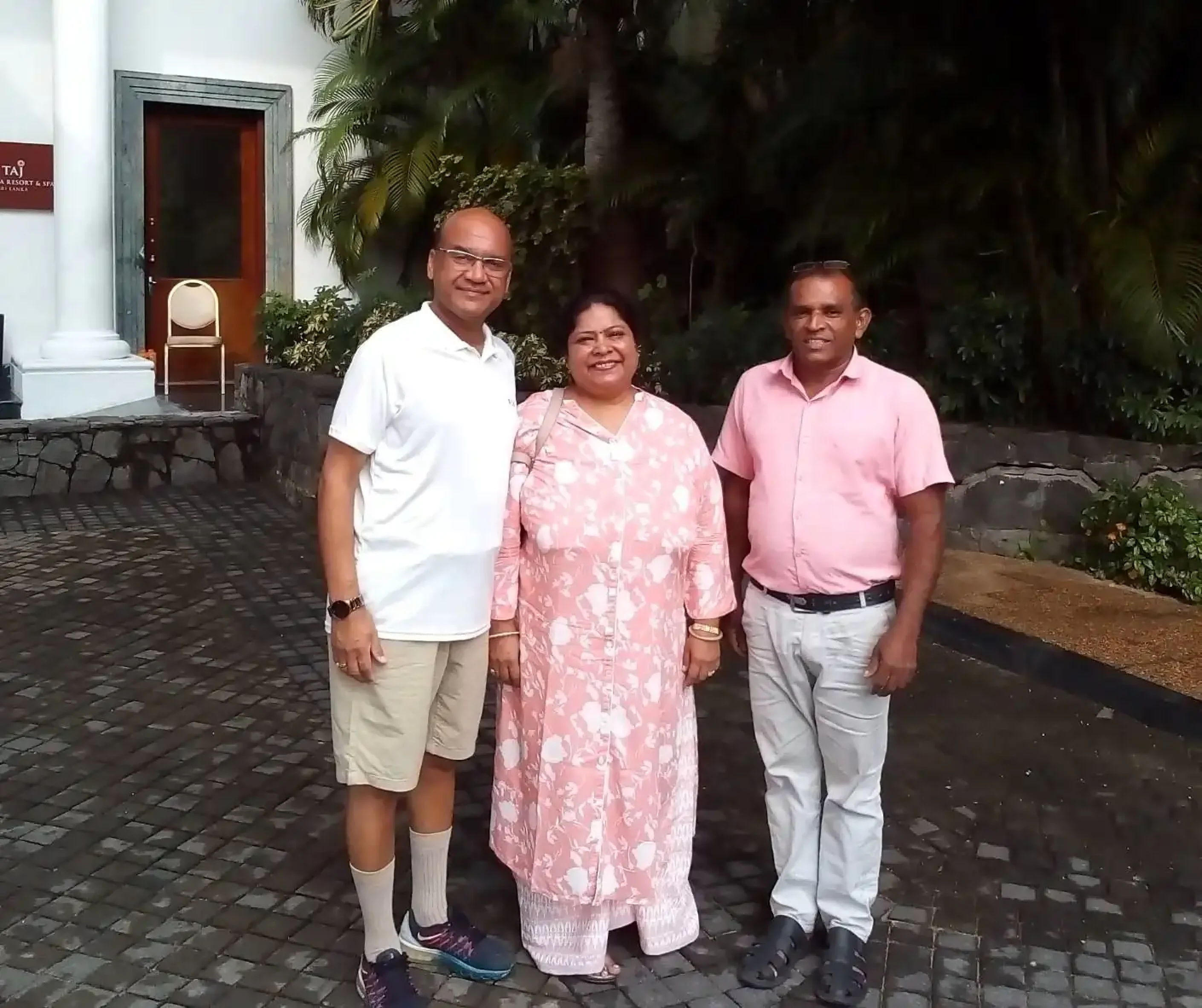 Couple with experienced driver in Sri Lanka